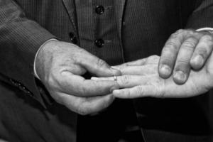 boda manos cruzadas en blanco y negro foto