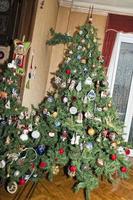 bola de navidad en el árbol de navidad foto