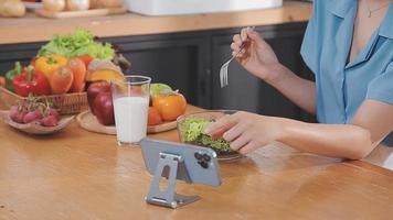 joven asiático Pareja blogger vlogger y en línea hombre de influencia grabación vídeo contenido en sano comida en el cocina video