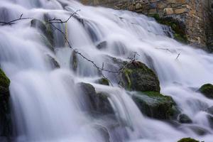 paisaje de río de larga exposición durante el otoño foto