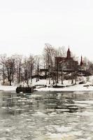 hermosa casa y paisaje a helsinki línea costera en invierno foto