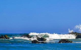 Extremadamente enormes grandes olas surfista playa la punta zicatela méxico. foto