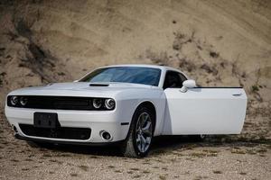 poderoso coche de músculo americano blanco en carrera. foto