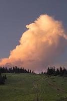 mullido puesta de sol nube creciente encima bosque colina paisaje foto