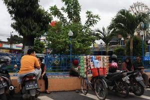 Tegal, December 2022. Photo of food and beverage vendors on the roadside selling in the Tegal town square