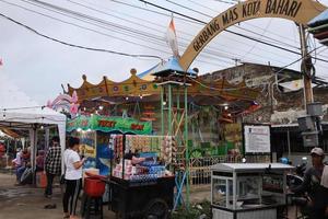 tegal, diciembre 2022. foto de comida y bebida vendedores en el borde del camino de venta en el tegal pueblo cuadrado