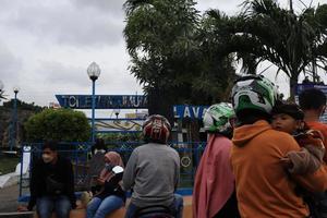 tegal, diciembre 2022. el atmósfera de el tegal ciudad cuadrado en el tarde con muchos turistas visitando. foto