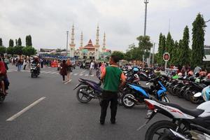 tegal, diciembre 2022. el atmósfera de el tegal ciudad cuadrado en el tarde con muchos turistas visitando. foto