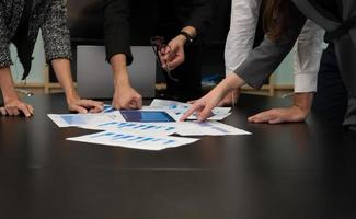 nuevo negocio personas en el conferencia habitación son intercambiando información con cada otro a lo largo con ensayando importante información foto