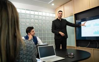 nuevo negocio personas en el conferencia habitación son intercambiando información con cada otro a lo largo con ensayando importante información foto