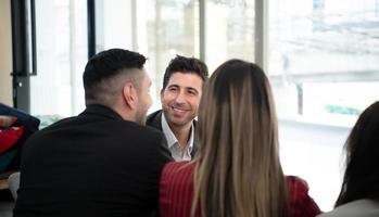 nuevo negocio grupo persona obtener grave acerca de haciendo negocio, incluso durante el reunión descanso foto