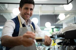 café experto barista haciendo caliente americano para clientes foto