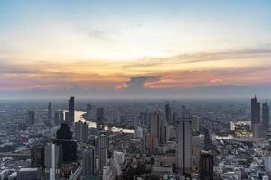 Bangkok paisaje urbano parte superior ver y chaophraya río en crepúsculo tiempo. civilización ciudad viajero y turismo destino con Copiar espacio. foto