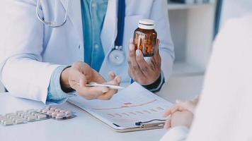 maschio medico scrittura su rx prescrizione, copia spazio, consenso contrarre cartello prescrivere un' rimedio salutare stile di vita assistenza sanitaria in linea medico servizio concetto video