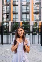 mujer en el fondo de un gran edificio foto