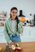 contento sano mujer haciendo desayuno en un cocina foto