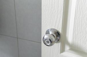 rotundamente puerta mando bloquear encargarse de hogar seguridad cerca. el Perilla de la puerta es siendo encontró ese causado el codicioso 19 infección. foto