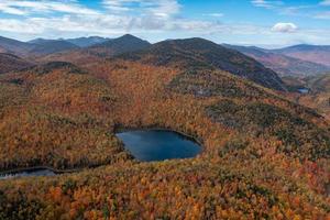 aéreo ver de pico otoño follaje en afilado, nuevo York en septentrional nuevo york foto