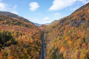 aéreo ver de pico otoño follaje en afilado, nuevo York en septentrional nuevo york foto