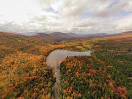 Colgate lago en septentrional nuevo York durante pico otoño follaje estación. foto