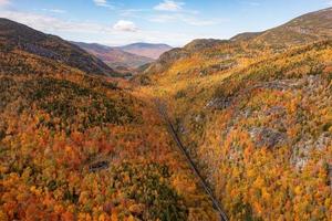 aéreo ver de pico otoño follaje en afilado, nuevo York en septentrional nuevo york foto