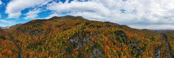 aéreo ver de pico otoño follaje en afilado, nuevo York en septentrional nuevo york foto