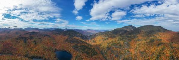 aéreo ver de pico otoño follaje en afilado, nuevo York en septentrional nuevo york foto