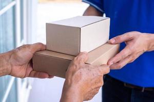 Deliver packages to recipients quickly, complete products, impressive services. photo