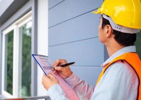 el inspector o ingeniero es comprobación el edificio estructura y el requisitos de el pared pintar. después el renovación es terminado foto