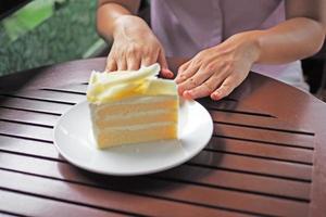 el mujer son perdiendo peso. empujar el pastel plato fuera de sí mismo. evitar postres para dieta. foto