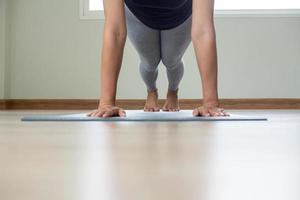 sano mujer son hacer ejercicio por haciendo un lleno tablón por contratación el músculos de el abdomen, caderas y nalgas. foto