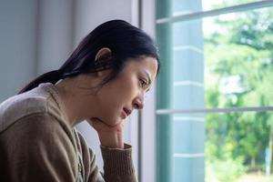 un triste y decepcionado asiático mujer foto