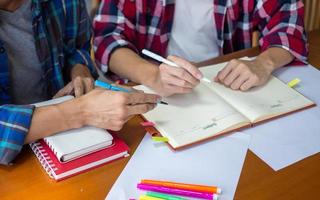 estudiantes son aprendizaje y haciendo deberes juntos. foto