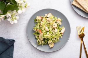 vista superior ensalada de verduras frescas y palitos de cangrejo en un plato. el concepto de alimentación saludable foto