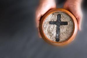 despojos mortales en mano son preparado para cristiano festival de apóstoles. polvo símbolo de religión, sacrificio, redención, Jesús Cristo, ceniza miércoles, prestado, bueno viernes, Pascua de Resurrección con Iglesia es devoto a rápido foto