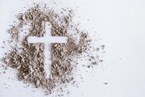 cristiano cruzar o crucifijo dibujo en ceniza, polvo o arena como símbolo de religión, sacrificio, redención, Jesús Cristo, ceniza miércoles, prestado, bueno viernes, Pascua de Resurrección con Iglesia es devoto a rápido foto