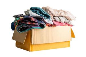 caja de donación con ropa usada aislada en fondo blanco con camino de recorte para ayudar a los pobres del mundo. foto