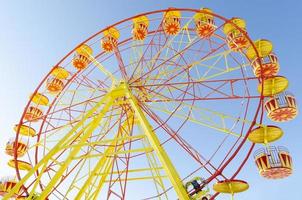 ferris rueda en un antecedentes de azul claro cielo foto