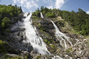 un montaña cascada foto