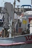 un negro garza en pescador de madera barco amarradero a el puerto foto