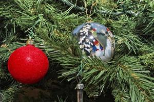 bola de navidad en el árbol de navidad foto