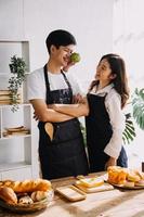 en cocina perfectamente contento Pareja preparando sano alimento, un montón de vegetales. hombre hace malabares con frutas, hace su Novia reír. encantador personas en amor tener divertido foto