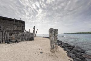 Hawai tiki de madera estatua foto