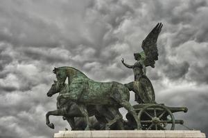 Rome milite ignoto bronze chariot statue photo