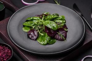 delicioso Fresco ensalada consistente de espinaca, acelga, achicoria y rojo gráfico foto