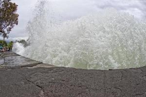 olas del mar del puerto de kona en la isla grande foto