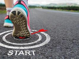 comienzo apagado hacia el objetivo hembra atleta corriendo lejos desde conjunto objetivo pisar dentro éxito alcanzar el conjunto objetivo foto