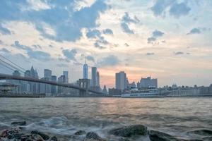 puesta de sol debajo Manhattan puente en nuevo York foto