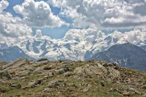 vista del glaciar de los alpes suizos en engadina foto