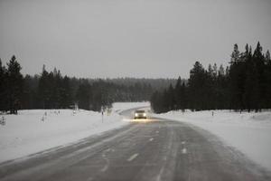 carretera de laponia en invierno foto